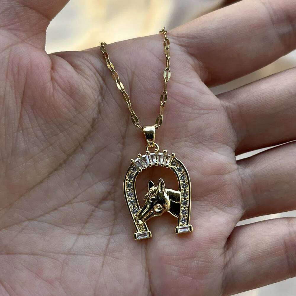 Fashion Cubic Zircon U Shape Horse Necklace Gold Plated Hoseshoe Pendant for Women Engagement Animal Jewelry Anniversary Gift