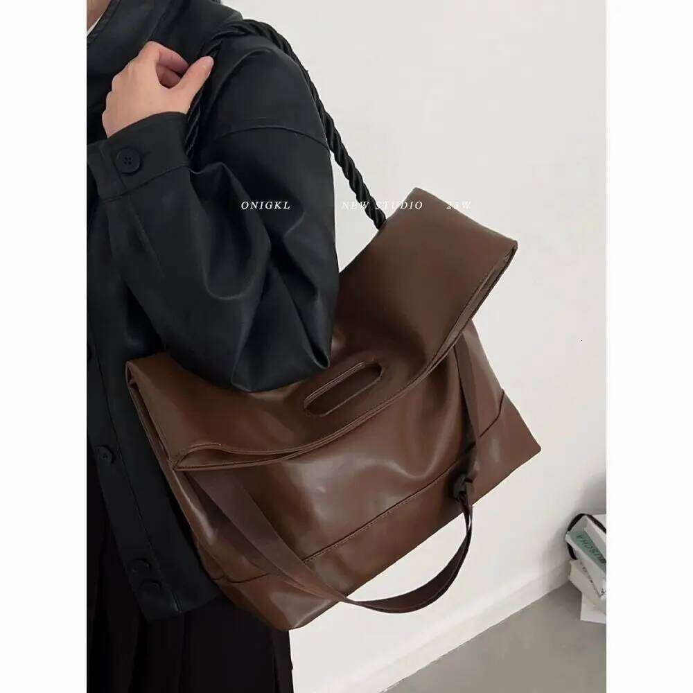 2025 New Large Capacity Women's Casual Soft Leather Underarm Students Commuting Crossbody Roman Tote Bag Purses and Handbags Z260130