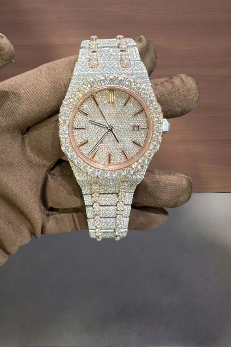 Hip-hop style morganite men's watch Thick solid steel strap Claw-set fastening with a secure technique Bright and lustrous scratch-resistant and wear-resistant