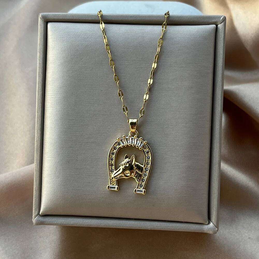 Fashion Cubic Zircon U Shape Horse Necklace Gold Plated Hoseshoe Pendant for Women Engagement Animal Jewelry Anniversary Gift