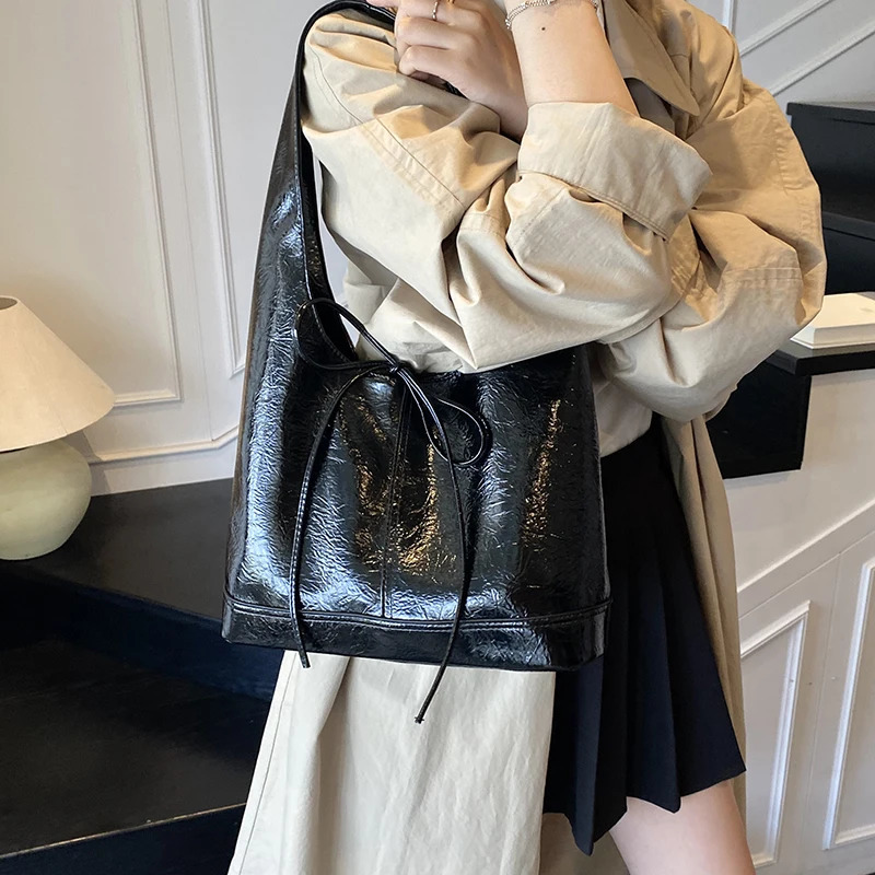 Autumn Womens Versatile Commute Handbags Chic Bow Oil Wax Leather Tote Bags Korean Texture Soft PU Simple Shoulder Bags 260123