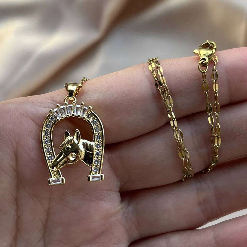 Fashion Cubic Zircon U Shape Horse Necklace Gold Plated Hoseshoe Pendant for Women Engagement Animal Jewelry Anniversary Gift