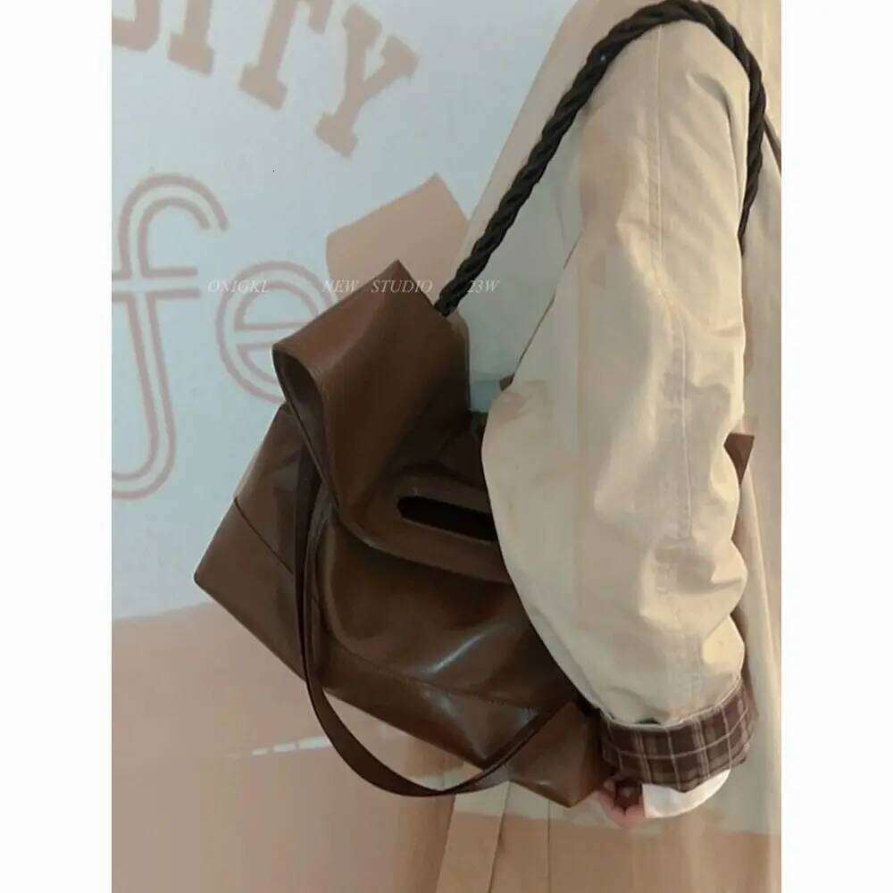 2025 New Large Capacity Women's Casual Soft Leather Underarm Students Commuting Crossbody Roman Tote Bag Purses and Handbags Z260130