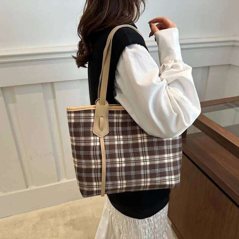 Fashionable and stylish plaid large capacity commuting 2024 new casual design tote shoulder bag Z260130