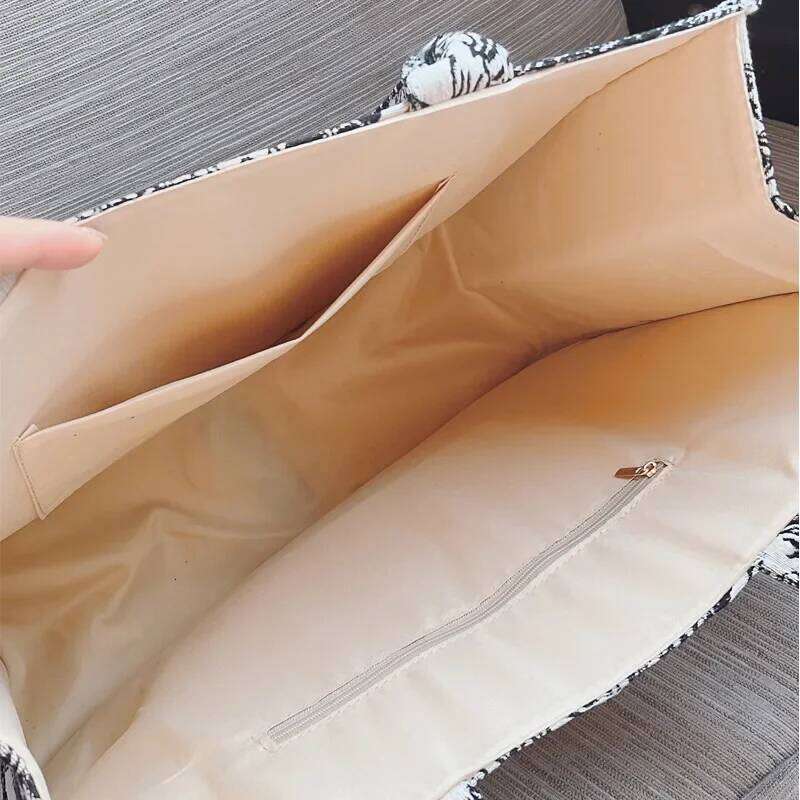 Ladies' Handbag Embroidered Tote 2024 Good Quality Fashion Commuter Shoulder Bag for Women Z260130