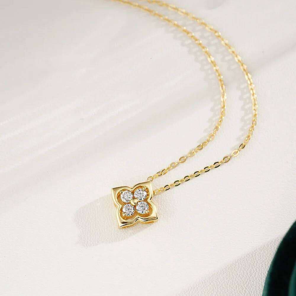 Twin Clover Diamond Set Necklace with Dynamic and Detachable Design, Exquisite Fashion, Simple Clavicular Chain