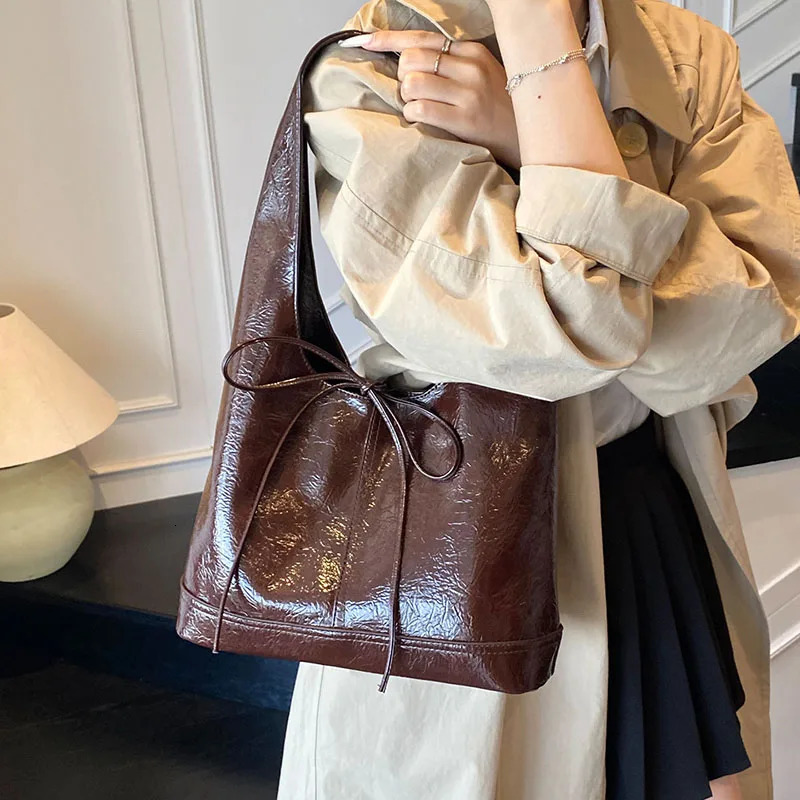 Autumn Womens Versatile Commute Handbags Chic Bow Oil Wax Leather Tote Bags Korean Texture Soft PU Simple Shoulder Bags 260123