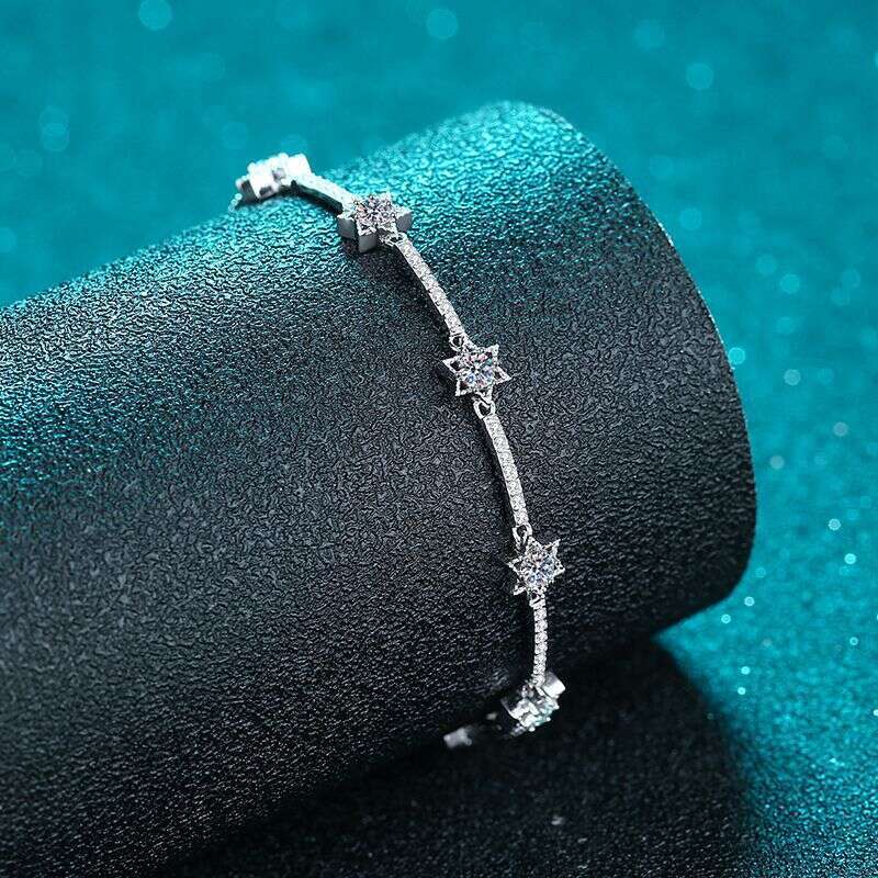 DHCollections-- XDY Sier Women's Micro Paved Ten Dias Six-Pointed Star 1 Moissanite Bracelet Straight Jewelry