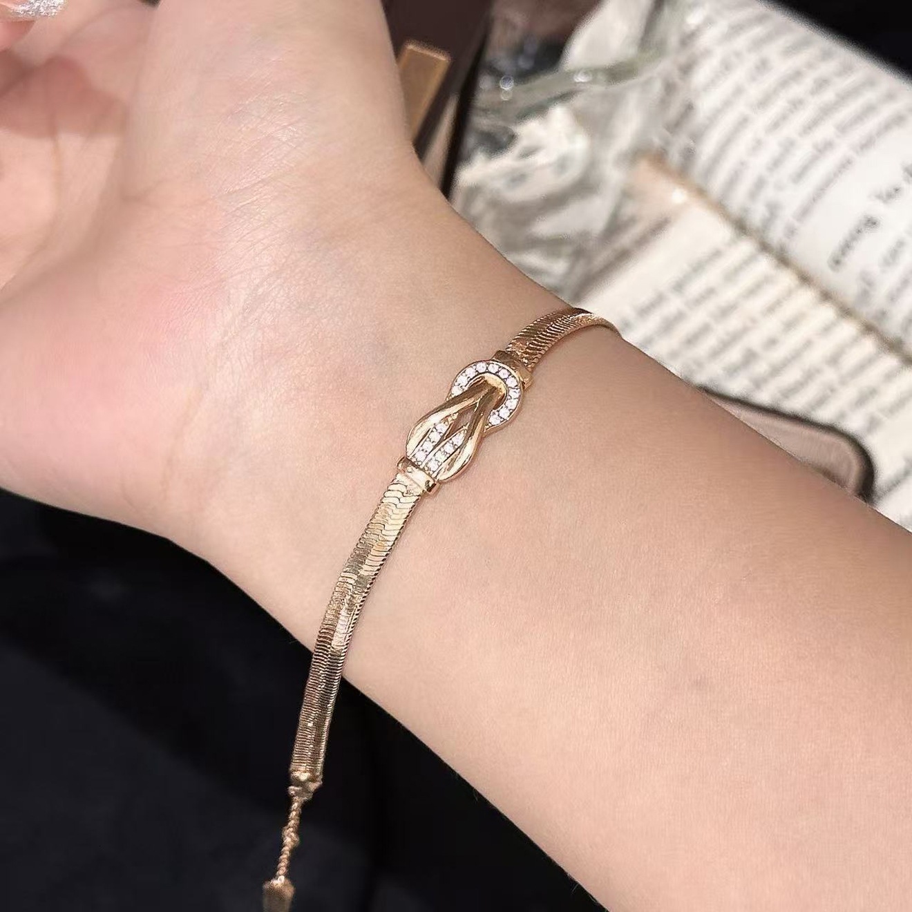 Bracelet French Snake Bone Dynamic Horseshoe Buckle Bracelet For Women Classic Thousand Gold Style High-End Design Sense Bracelet