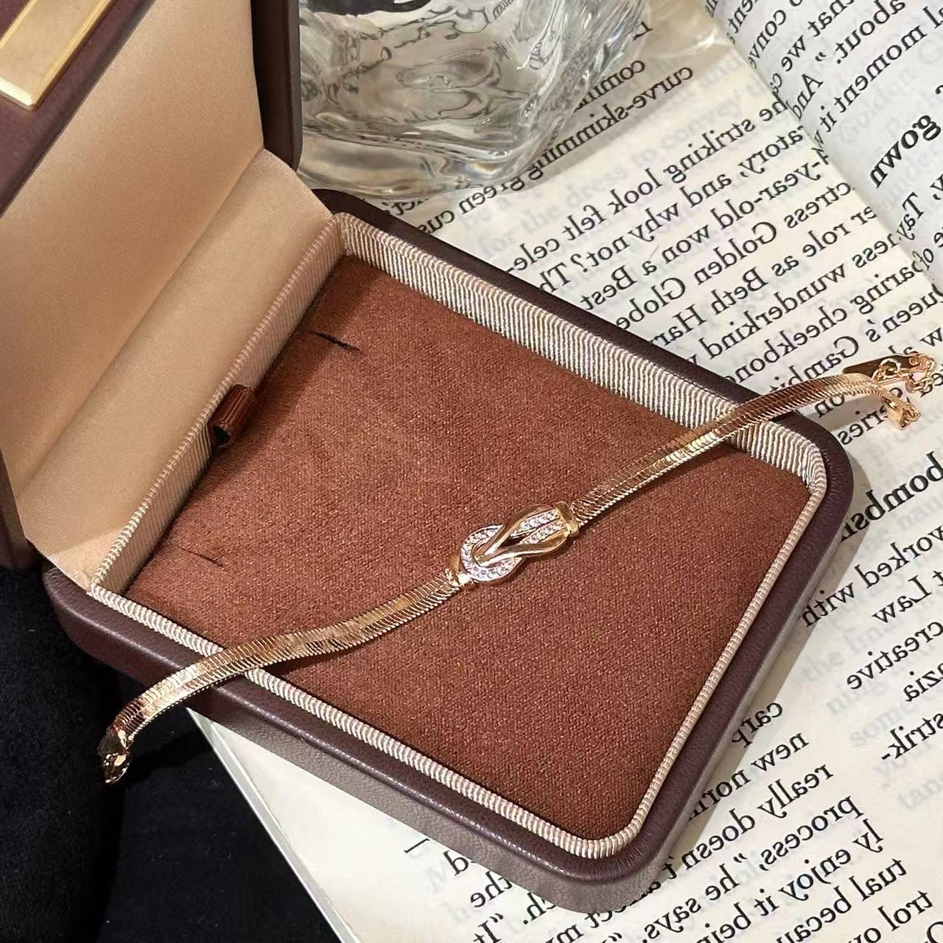 Bracelet French Snake Bone Dynamic Horseshoe Buckle Bracelet For Women Classic Thousand Gold Style High-End Design Sense Bracelet