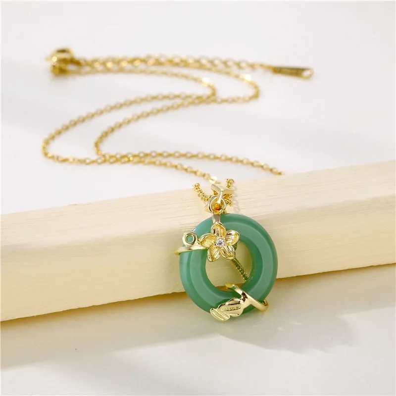 New In Retro Gold Color Flower Wrap Green Ping An Buckle Pendant Necklaces For Women Temperament Female Clavicle Chain Jewelry Y260130