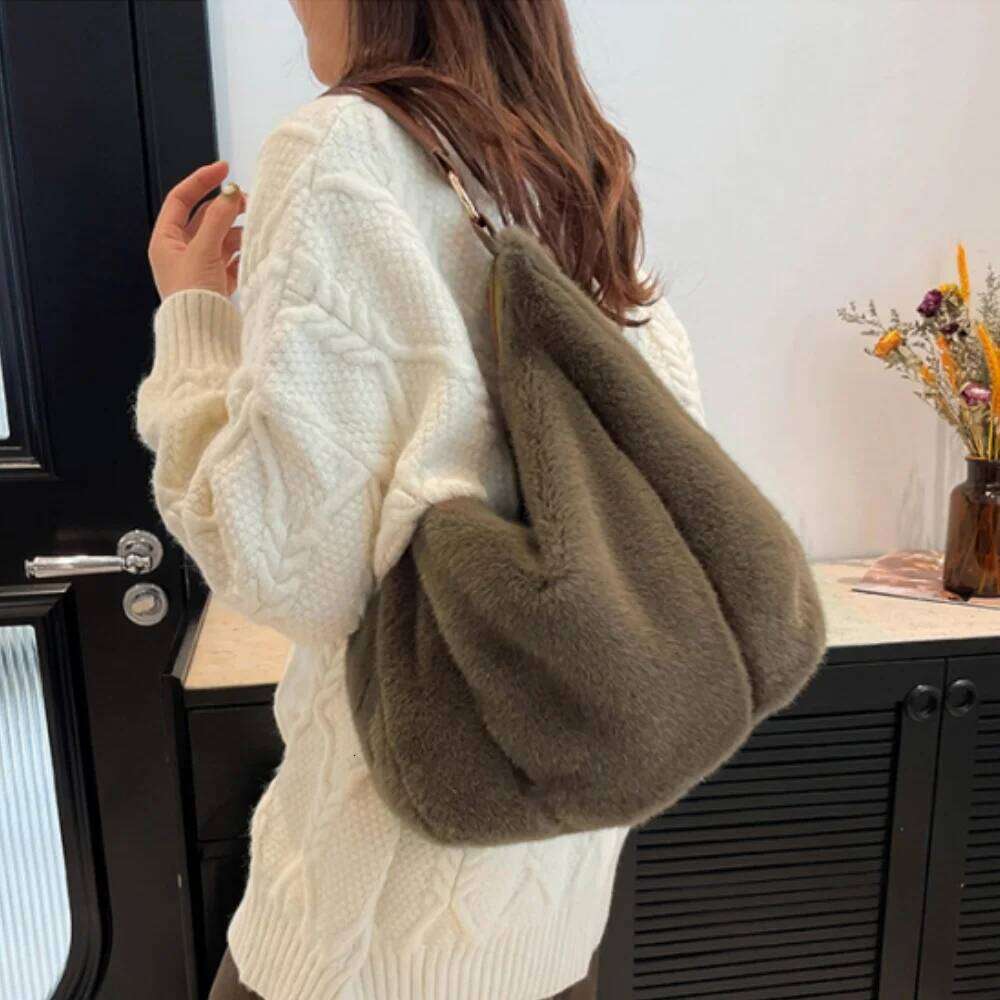 Soft Fur Fluffy Shoulder Bags for Women's Autumn Winter Fashion Large Capacity Versatile Handbags Tote Ladies Underarm Bag Z260130