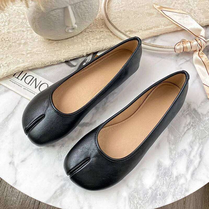Split Toe Flat Shoes Casual Tabi Ninja Flats Leather Slip on Woman Trotters Moccasins Slippers Soft Bottom Loafers