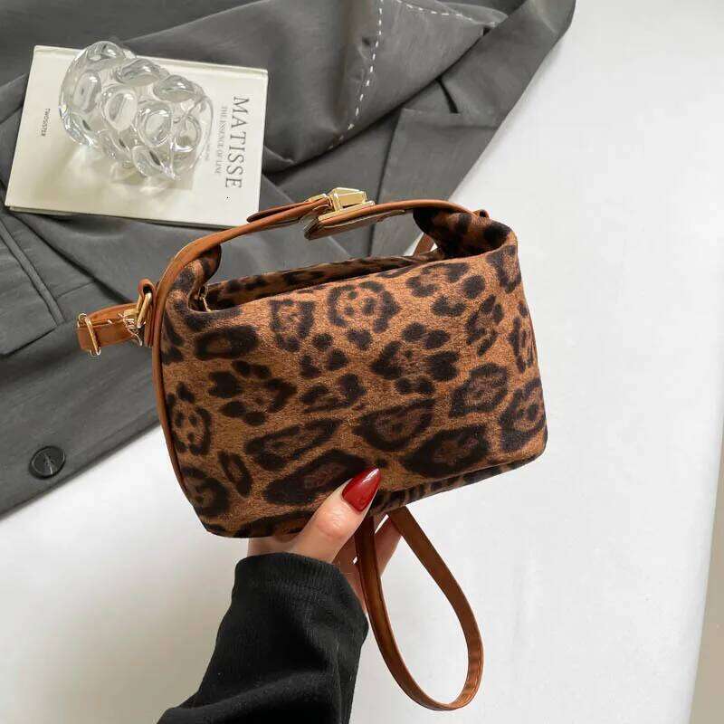 New Retro Leopard Print Shoulder for women Frosted Personality Design Street Trend Commuter Versatile female Crossbody Bag