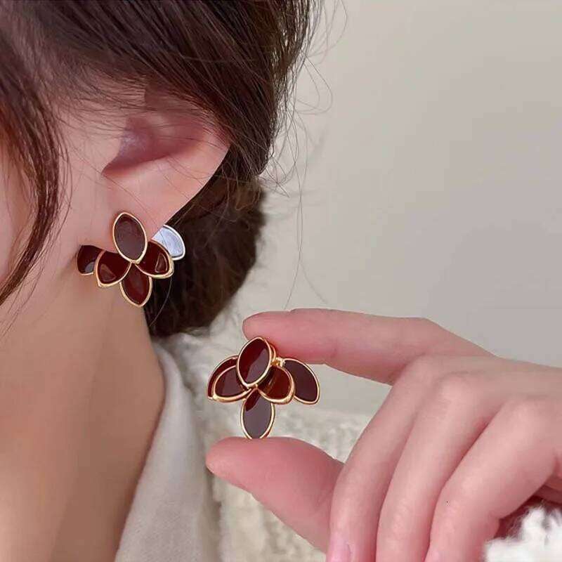 Vintage White Enamel Drip Oil Shell Leaf Stud For Women Elegant Metal Irregular Petals Temperament Earrings Jewelry