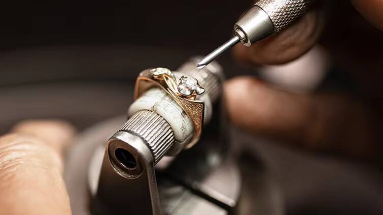 Messi Jewelry 18K White Gold Claw Setting Women 153CT Round Cut Lab Grown Diamond Ring