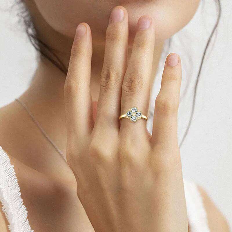 RAPRGOLD GRA Certified Round Cut Moissanite Lucky Clover Engagement Ring for Women 925 Sterling Silver Wedding Fine Jewelry Gift XJ260130