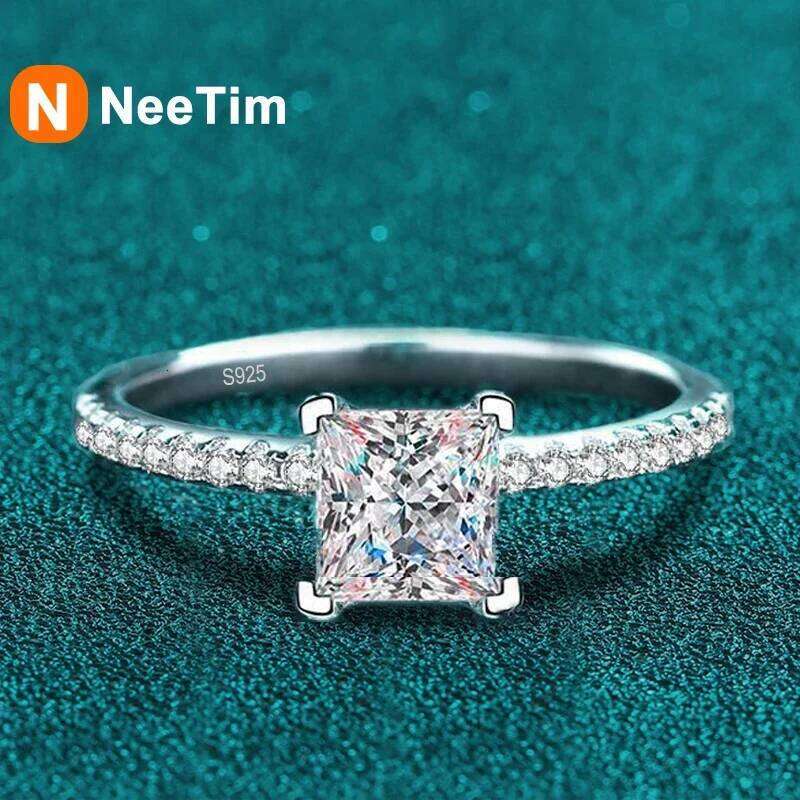 NeeTim 1ct 2ct Princess Moissanite Engagement Ring for Women D VVS1 Diamond Proposal Bridal Rings Sterling Silver Wedding Band XJ260130