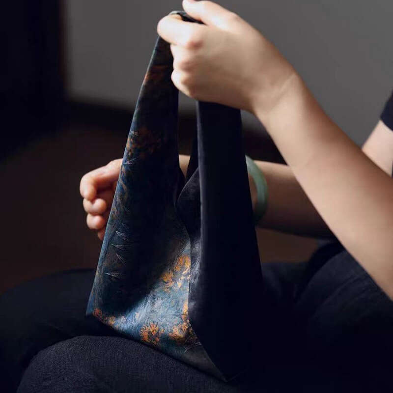 New Chinese Style National Flag Cheongsam Retro Song Brocade Xiangyun Silk Bucket Women Underarm Portable Small Handbag Makeup Bag Evergwish