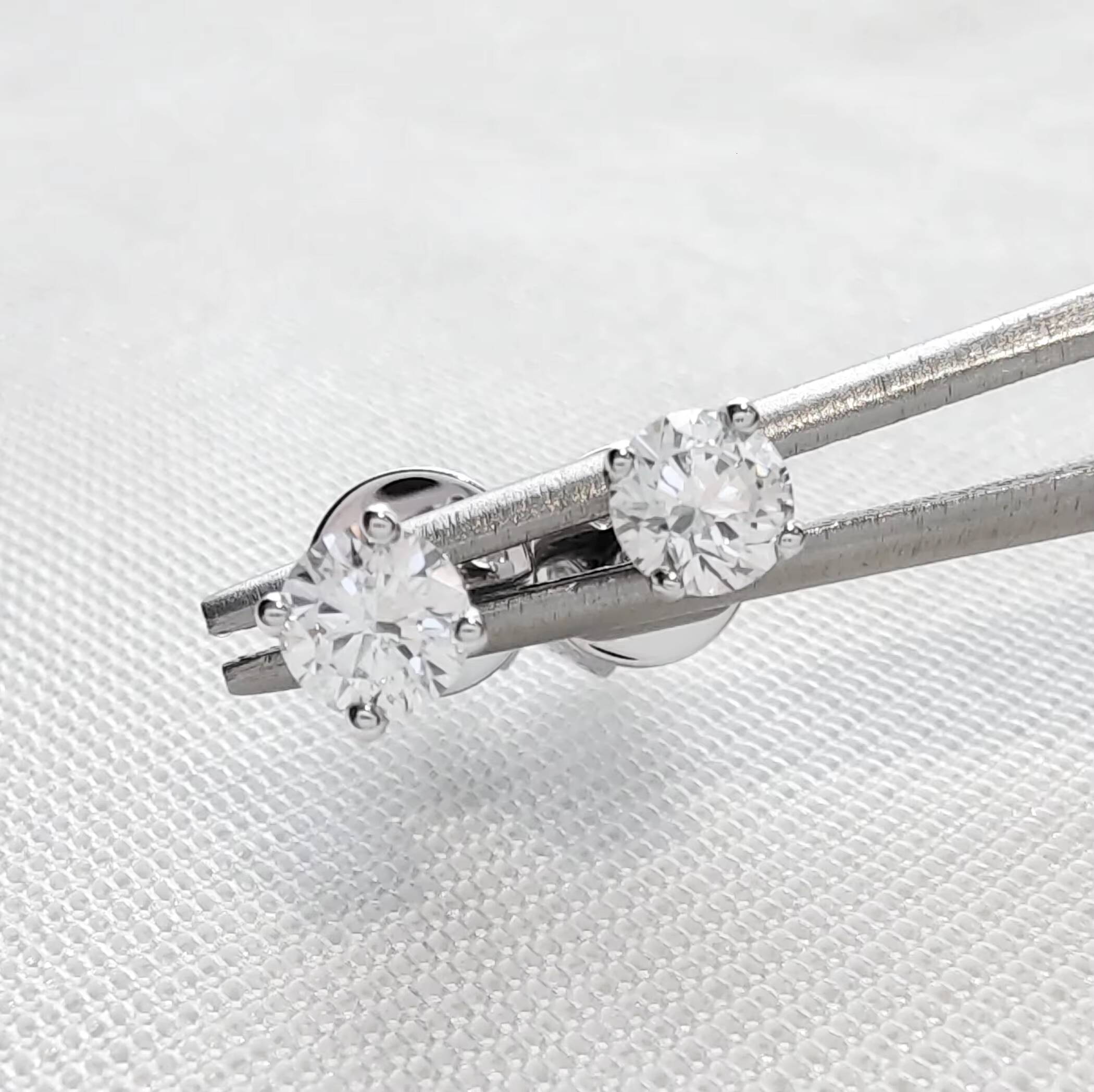 Custom 18K White Solid Gold D Color VS 03ct Round Cut Lab Grown Diamond Stud Earrings for Women