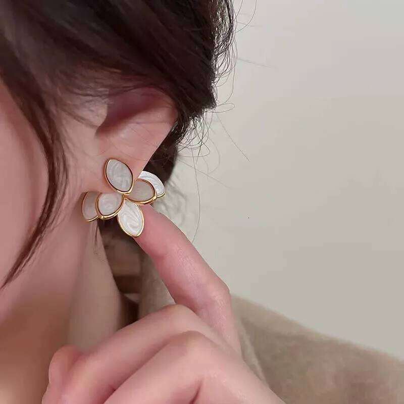 Vintage White Enamel Drip Oil Shell Leaf Stud For Women Elegant Metal Irregular Petals Temperament Earrings Jewelry