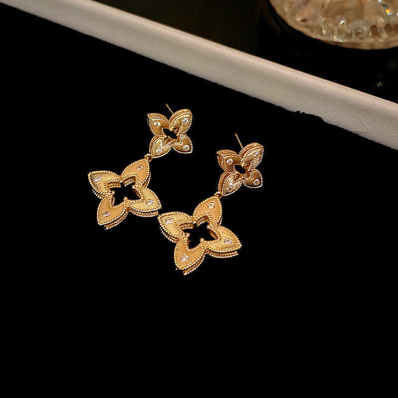 18K Real Gold Plated Light Luxury Zircon Stripe Rhombus Hollow Flower Necklace Fashion High-end Exquisite Jewelry for Women