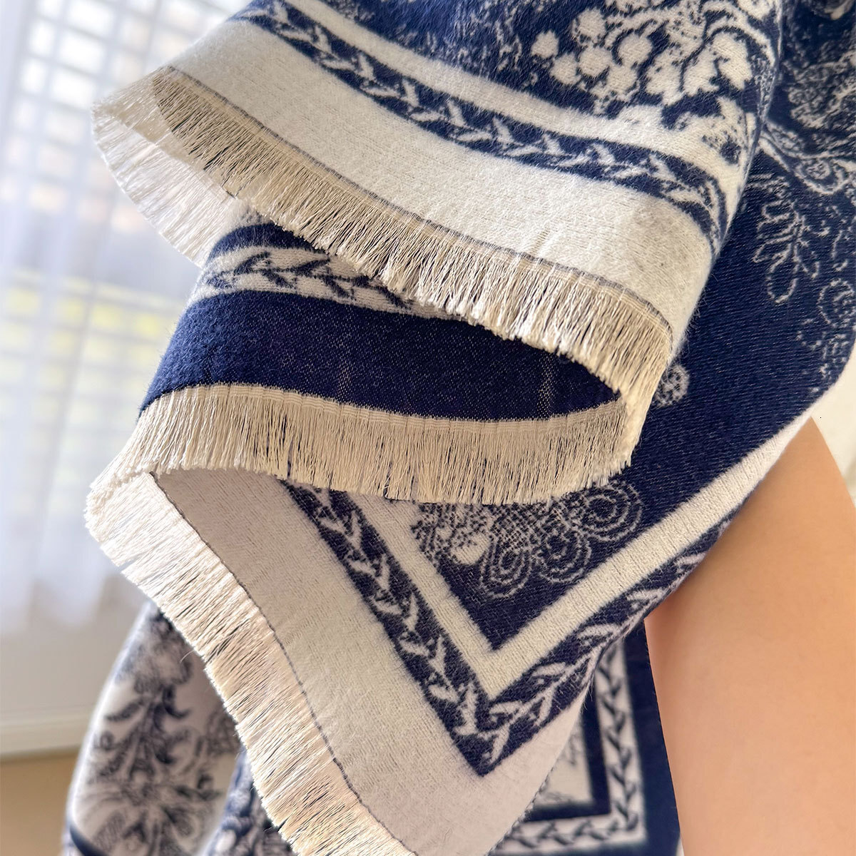 Luxury Accessory Scarves European And American Floral Jacquard Imitation Cashmere Thickened Scarf Fashionable Outerwear Elegant Age-Reducing Shawl