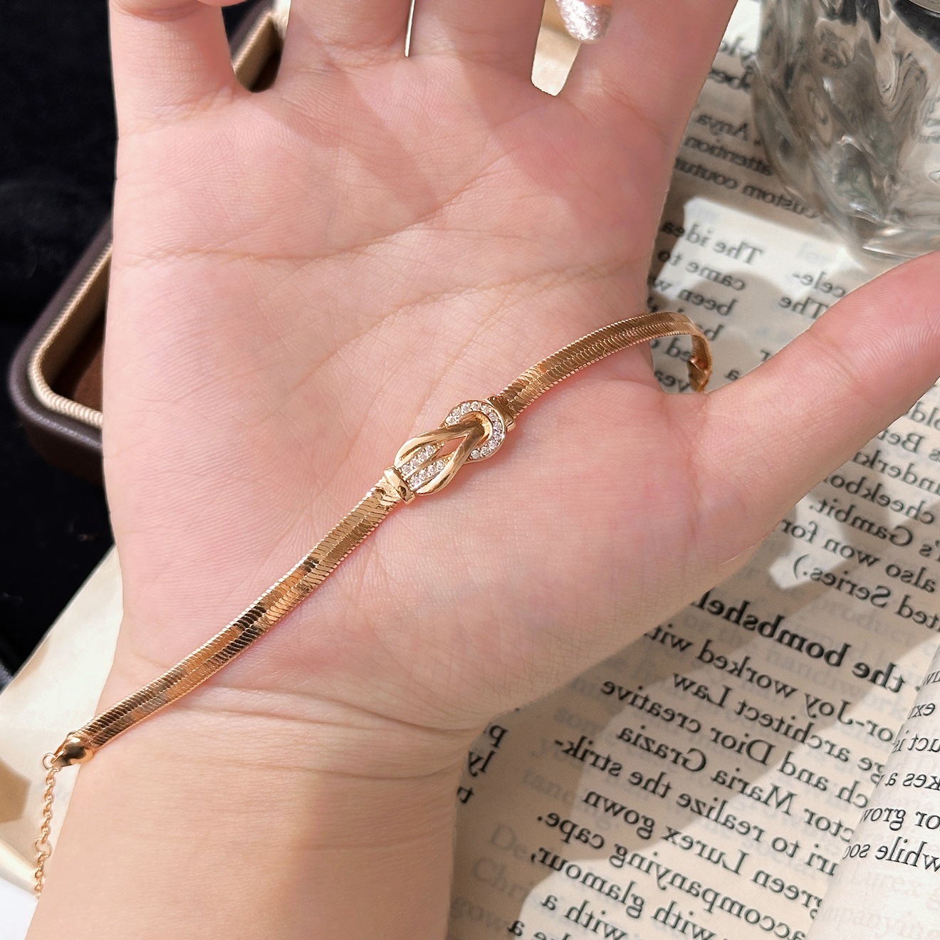 Bracelet French Snake Bone Dynamic Horseshoe Buckle Bracelet For Women Classic Thousand Gold Style High-End Design Sense Bracelet