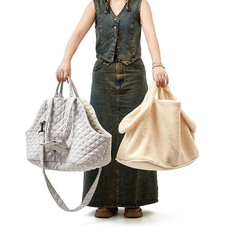 Pet for Cat or Small Dogs Fashion Quilted Bags Big Capacity Light Weight Soft Warm Dog Carrier with Removable Lining 26H0130