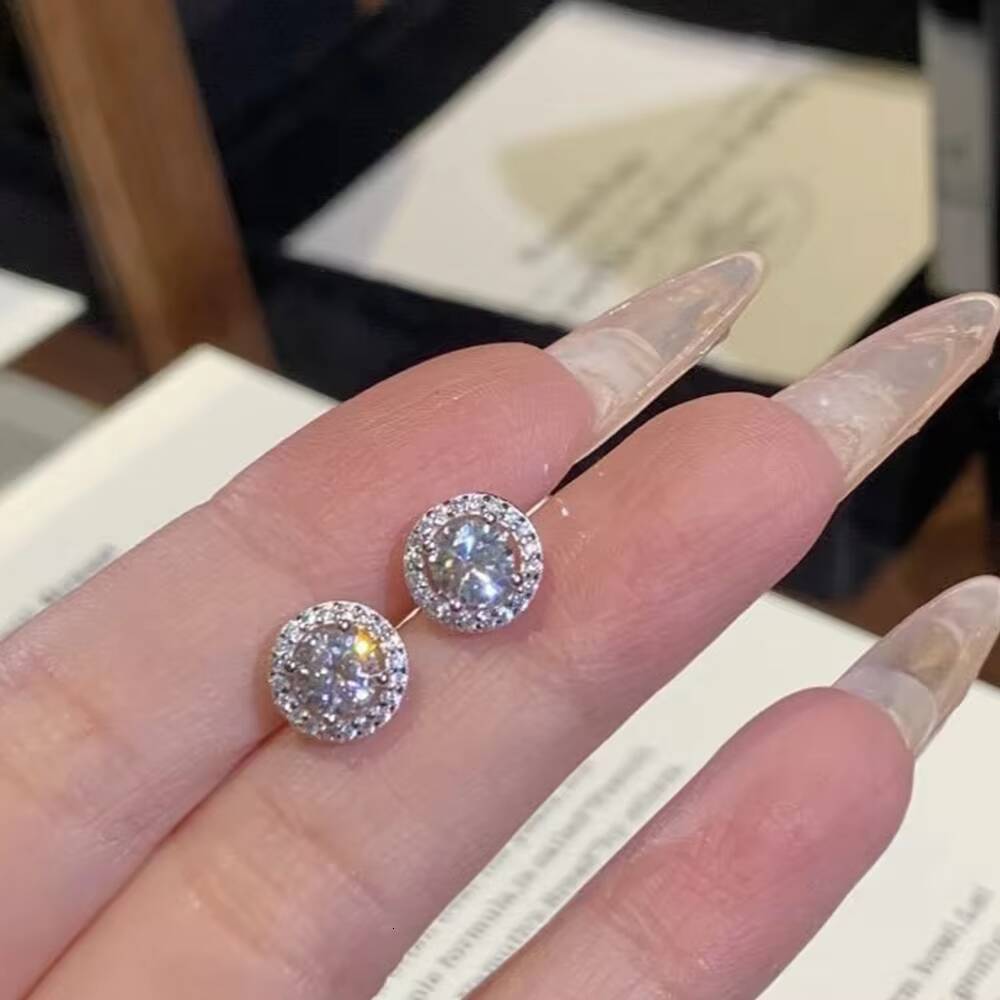 High Quality White Gold Round Brilliant Cut 05 Carat Lab-grown Diamond Stud Earrings Set Unisex IGI Certified