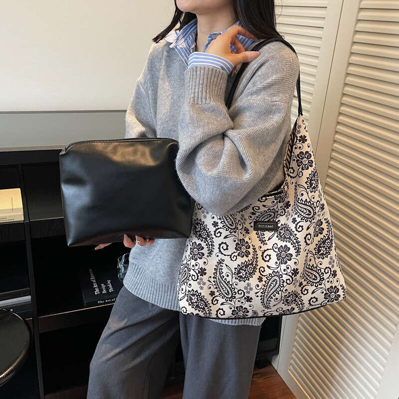 New Single Shoulder Leather Velvet Versatile Large Capacity Trendy Printed Handbag Fashion Commuting Student Mother Daughter Bag High Quality Luxury B