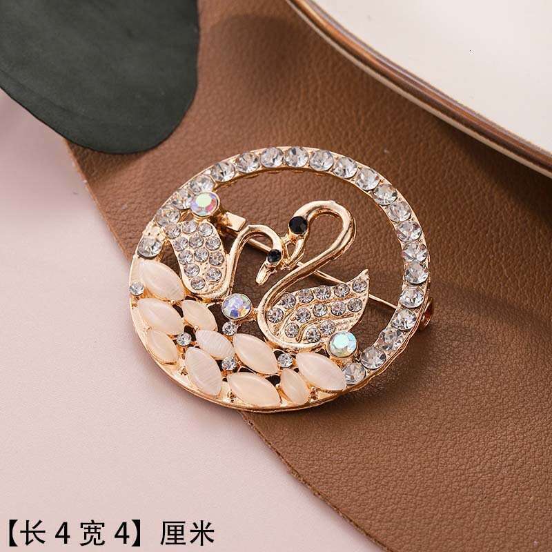 High-End Niche Accessories Versatile Creative Women's Fashion Collar Pin Inlaid with Diamonds Anti-Exposure Elegant Brooch