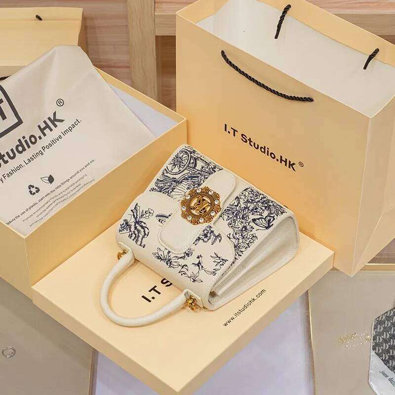 Designer brand women's handbag for autumn and winter 2025, new high-end single shoulder crossbody small square bag, fashionable