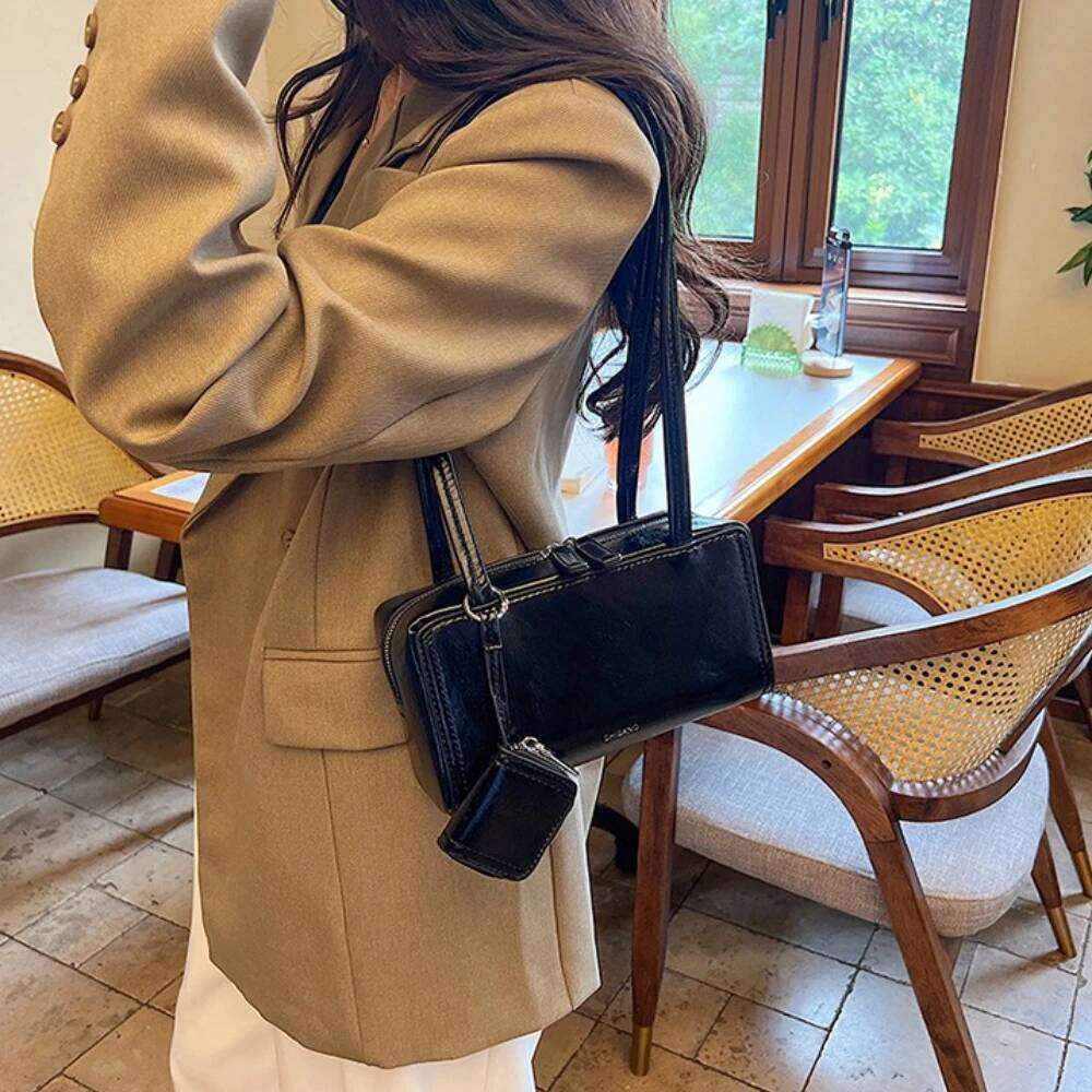 Autumn Winter High-End Sensation 2026 New Fashion Commuter Square Retro Oil Wax Leather Small Bag Women's Single Shoulder