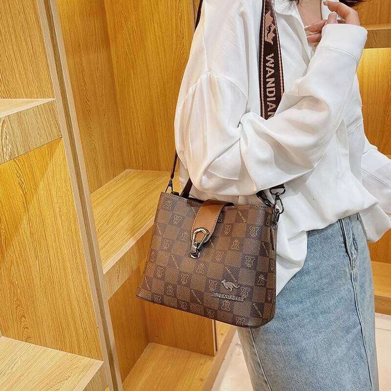 Vintage Women's Bucket Shoulder Bag Fashionable versatile crossbody bucket bag Large capacity and comfortable wide shoulder