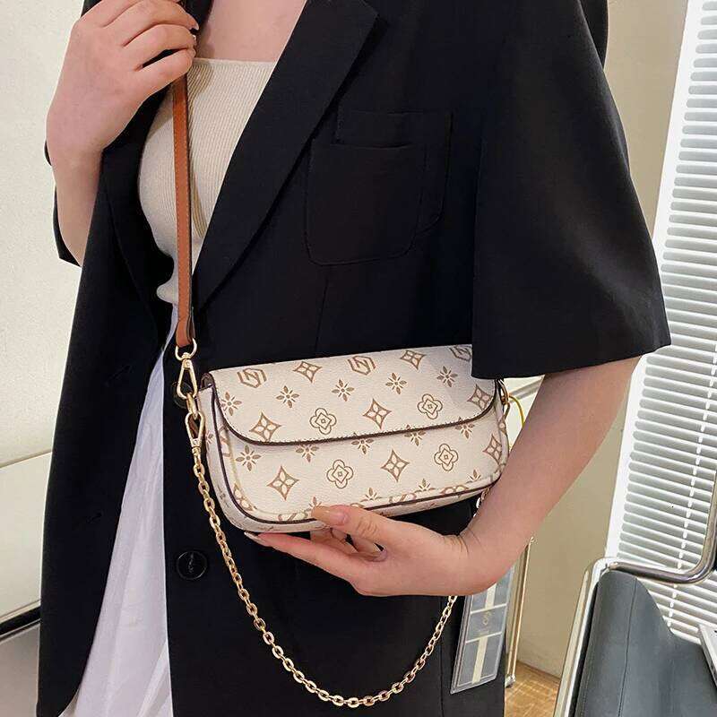 Fashionable retro printed small square versatile single shoulder bag; crossbody bag under the arm.