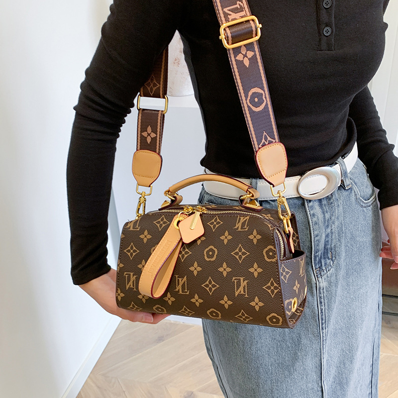 New retro printed handbag, new large-capacity pillow bag, versatile and fashionable commuting wide belt single-shoulder slant letter hand-carry retro 