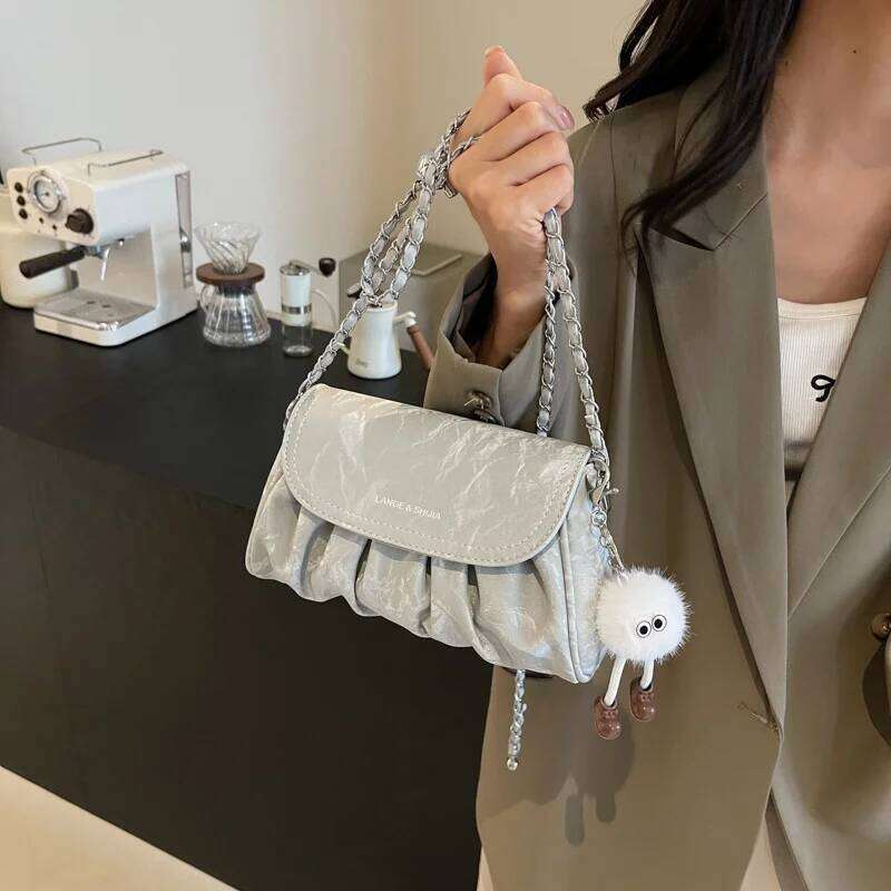 Charming charm pendant with delicate chain shoulder Stylish and versatile crossbody bag Casual chain-strap handbag