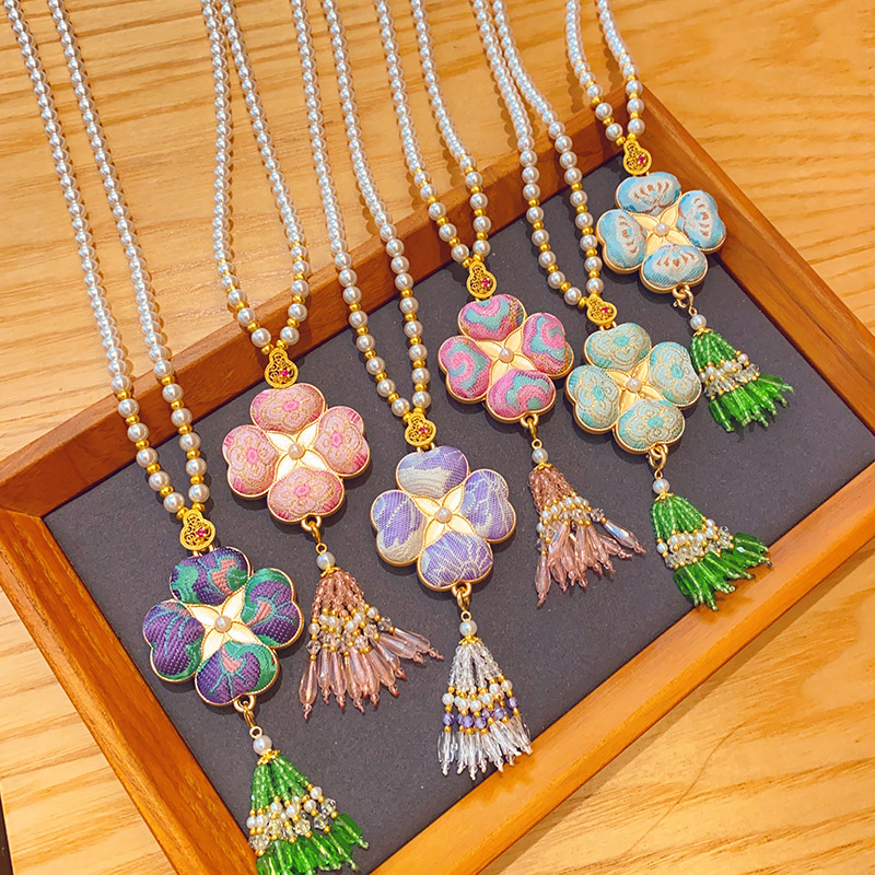 Exquisite Chinese Style Clover Pendant Necklace Charming Women s Retro Flower Pendant Cheongsam Hanfu Accessory Pendant Necklace