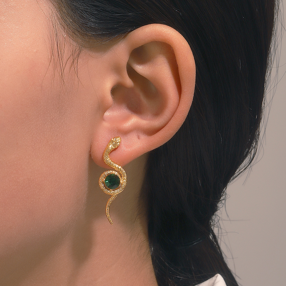 Elegant Dia-Studded for Women Fashion Emerald Wrapped Small Snake Stud Earrings Ins Trend