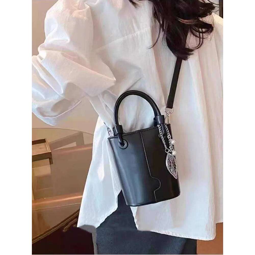Fashion New Chic Bucket Bags for Women Retro Red Versatile One Shoulder Crossbody Bag Autumn Winter Commuting Shopping Handbags