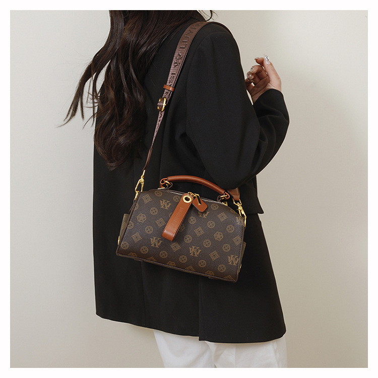 Brand High-End Women's 2025 New Luxury Retro Boston Bag, Handbag, Versatile Fashion Crossbody/Shoulder Bag with Letter Design