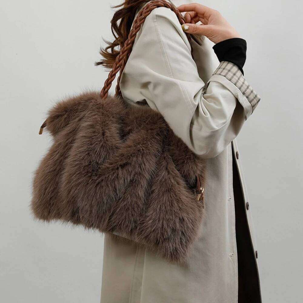 Fashionable Plush Large Capacity Tote High-end Pleated Fox Fur Shoulder Crossbody Commuter Bag with Metal Chain Women's