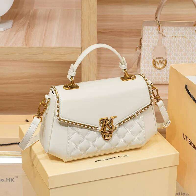 Women's 2024 new autumn and winter light luxury brand single shoulder crossbody bag, high-end texture designer handbag