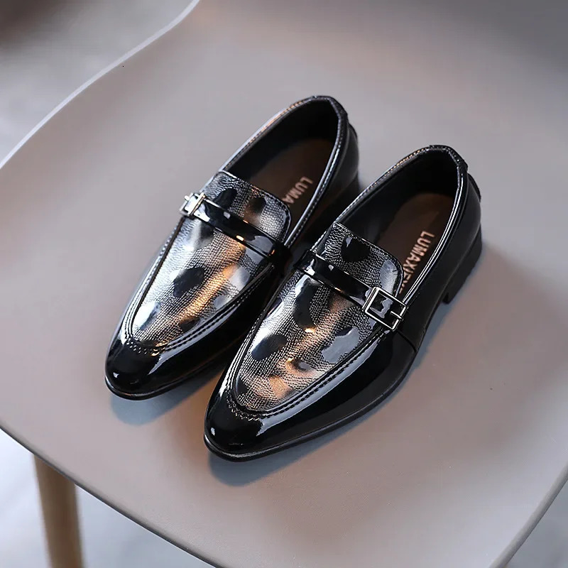 Kids Low-heeled Leather Shoes for Little Boys Classic Britain Fashion Child White Black Pointed Toe Shoes for Wedding Stage Show 260124