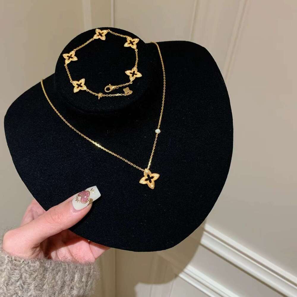 Jewelry Set Vintage Style Brushed Four Leaf Flower Necklace Women Elegant And Luxurious Niche High End New Design Gift For Girlfriend Visionice