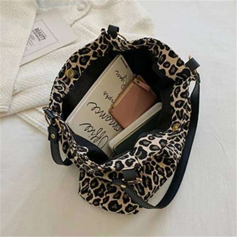 Stylish Leopard Print Fabric Handbags for Women Shoulder Large Capacity Tote Bag with Lining Zipper Pocket Daily Collocation XJ260130