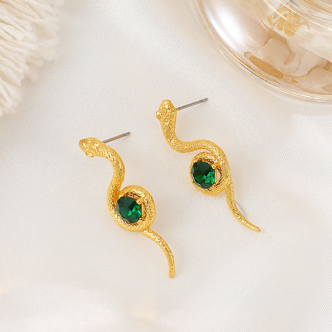 Elegant Dia-Studded for Women Fashion Emerald Wrapped Small Snake Stud Earrings Ins Trend