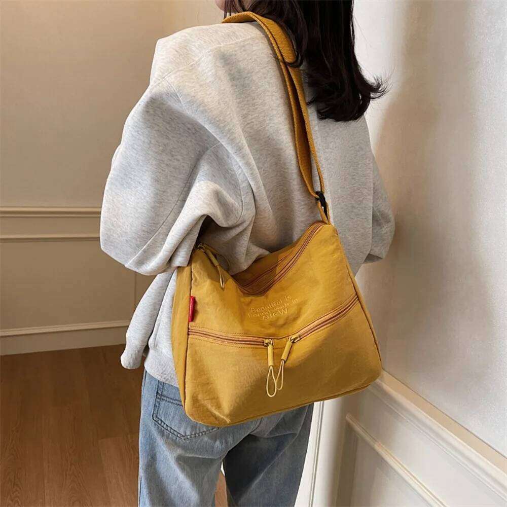 Japanese Xiaoqing New Lightweight Commuter Women's Crossbody Large Capacity Nylon Cloth Adjustable Strap Shoulder Bag 2025