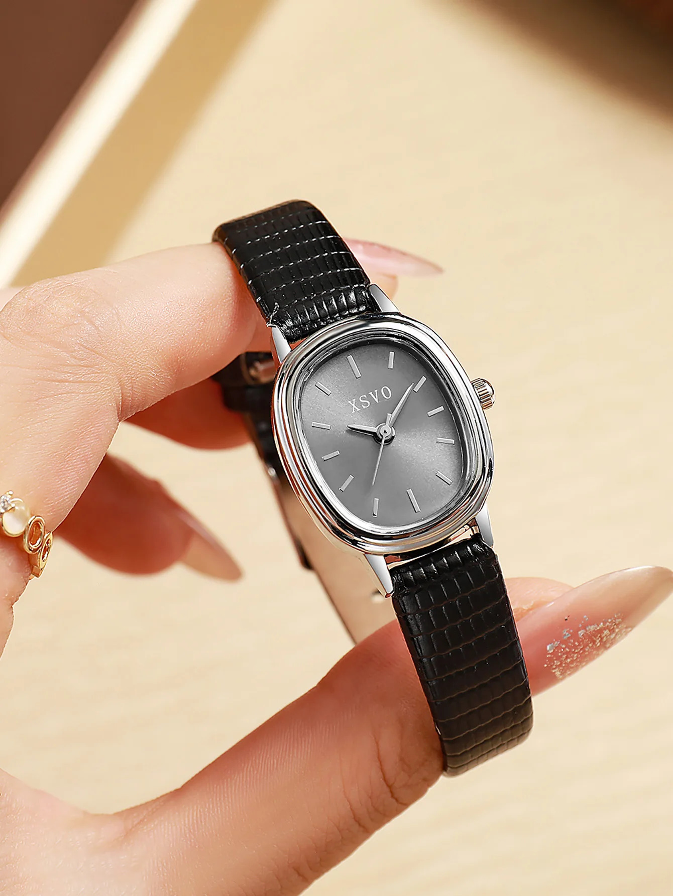 Vintage Fashion Niche Ladies Quartz Watch for Christmas and Halloween Gifts 260126